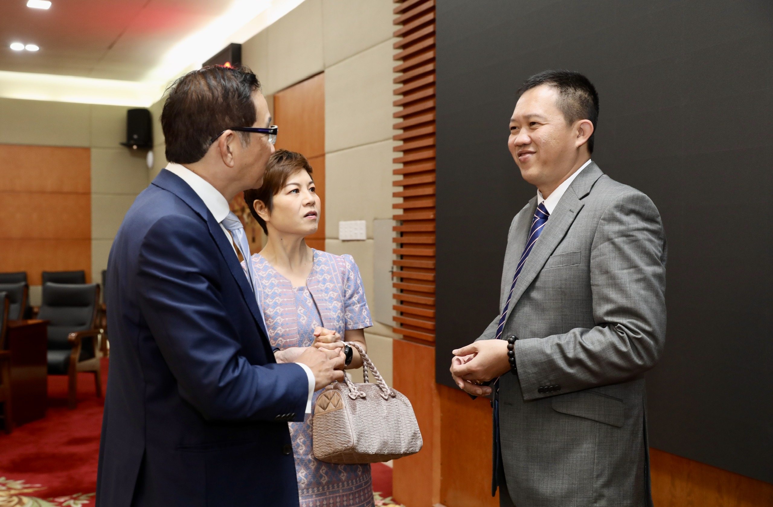 L&atilde;nh đạo c&aacute;c doanh nghiệp, c&aacute;c hiệp hội cũng d&agrave;nh thời gian trao đổi, tiếp x&uacute;c ngay sau sự kiện gặp gỡ. Ngo&agrave;i cơ hội kết nối giữa doanh nghiệp với ch&iacute;nh quyền c&aacute;c địa phương th&igrave; sự kiện&nbsp;Diễn đ&agrave;n Nhịp cầu Ph&aacute;t triển Việt Nam cũng như Rồng V&agrave;ng 2024 sẽ mở ra nhiều cơ hội hợp t&aacute;c, giao thương nhiều hơn. Trong ảnh l&agrave; &ocirc;ng Nguyễn Như Hiếu, Cục trưởng Cục Ngoại vụ, Bộ Ngoại giao (b&ecirc;n phải ngo&agrave;i c&ugrave;ng) trao đổi với c&aacute;c đại biểu tại hội nghị.&nbsp;