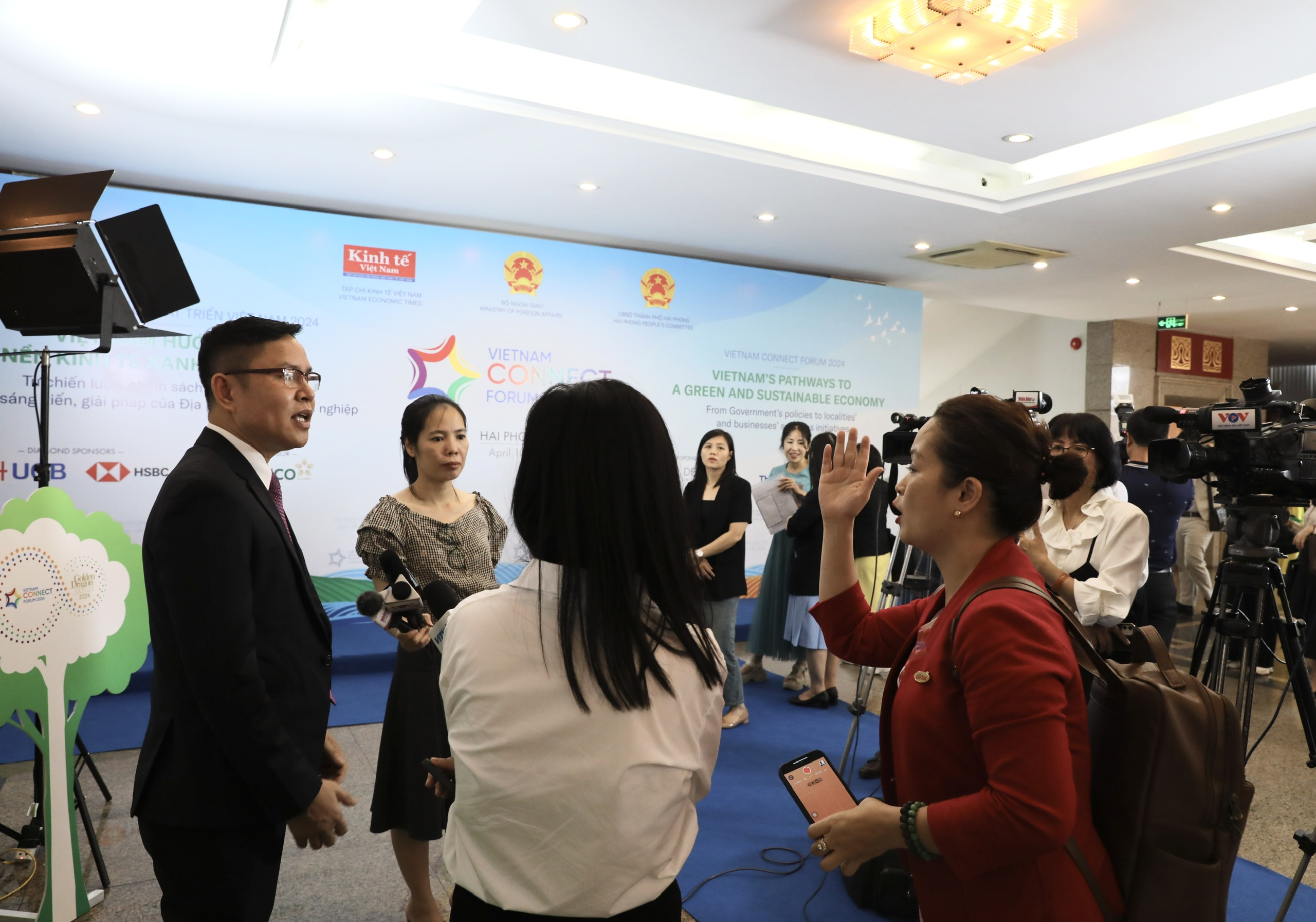 Trước giờ diễn ra sự kiện, hàng chục cơ quan báo chí đã tranh thủ tác nghiệp, phỏng vẫn lãnh đạo các doanh nghiệp cũng như chuyên gia kinh tế về chủ đề tăng trưởng, phát triển xanh, bền vững. Đây là chủ đề được các cơ quan báo chí khai thác rất chi tiết. 