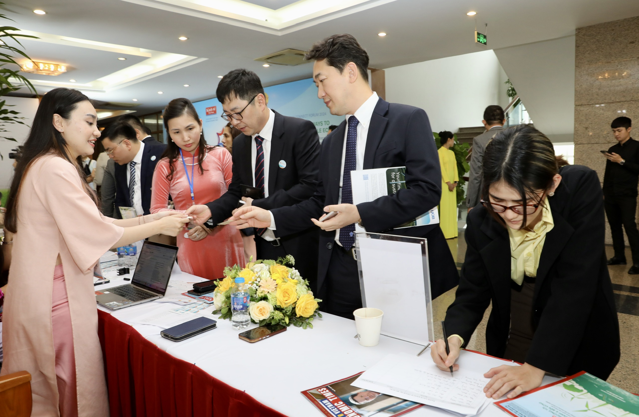 Có mặt từ rất sớm, các doanh nghiệp FDI đã làm thủ tục đăng ký với Ban tổ chức. Sự kiện Diễn đàn lần này thu hút khoảng 300 doanh nghiệp và các tổ chức, cơ quan, hiệp hội doanh nghiệp trong và ngoài nước tham dự. 