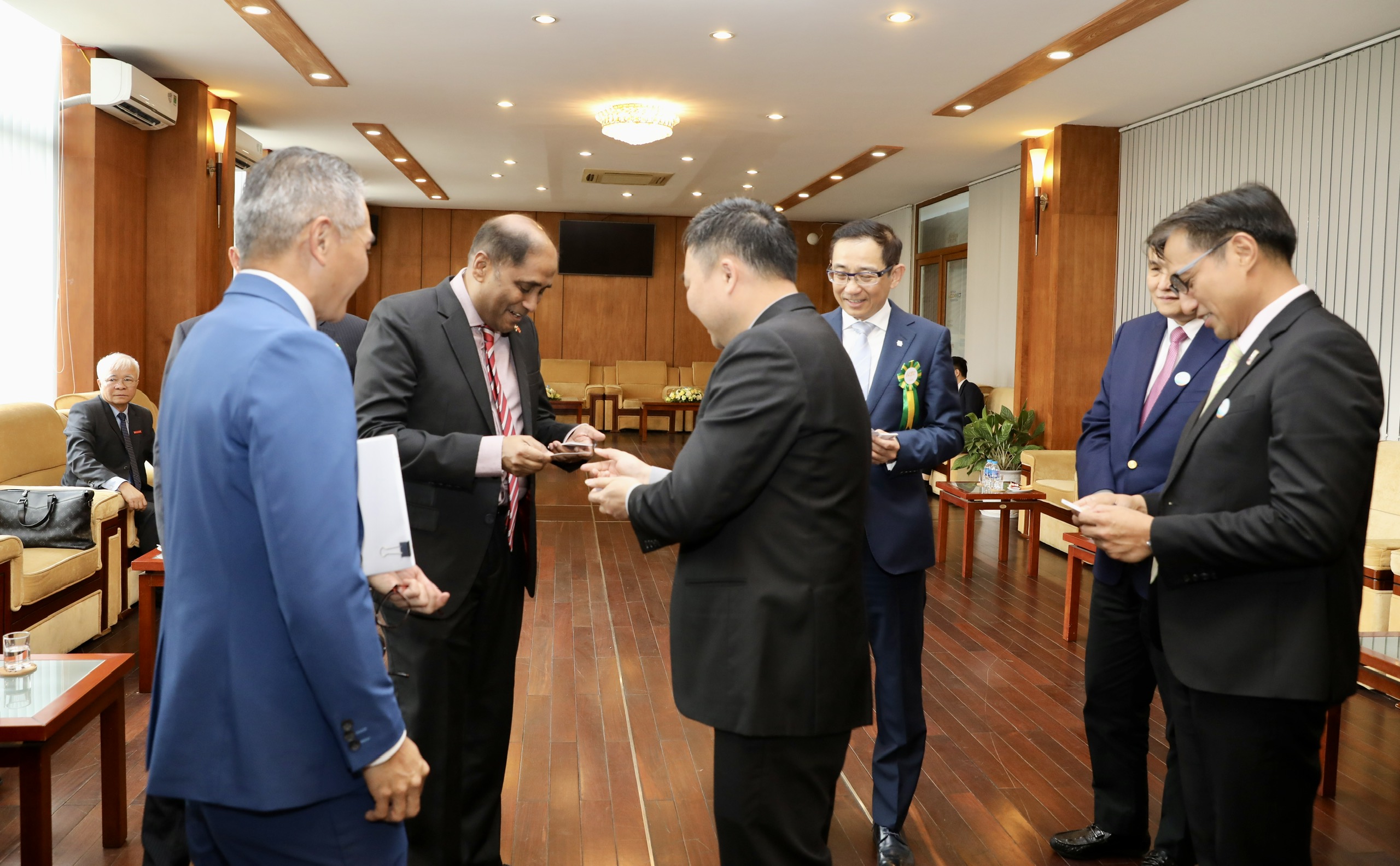 Lãnh đạo đại sứ quán các nước tham dự đánh giá cao nội dung, công tác tổ chức Diễn đàn Vietnam Connect 2024. Theo nhiều đại biểu, đây là sự kiện rất quan trọng để xác định chiến lược tăng trưởng xanh của nhiều địa phương, doanh nghiệp. Việt Nam đang thực sự quyết liệt để tiến tới Zero carbon. 