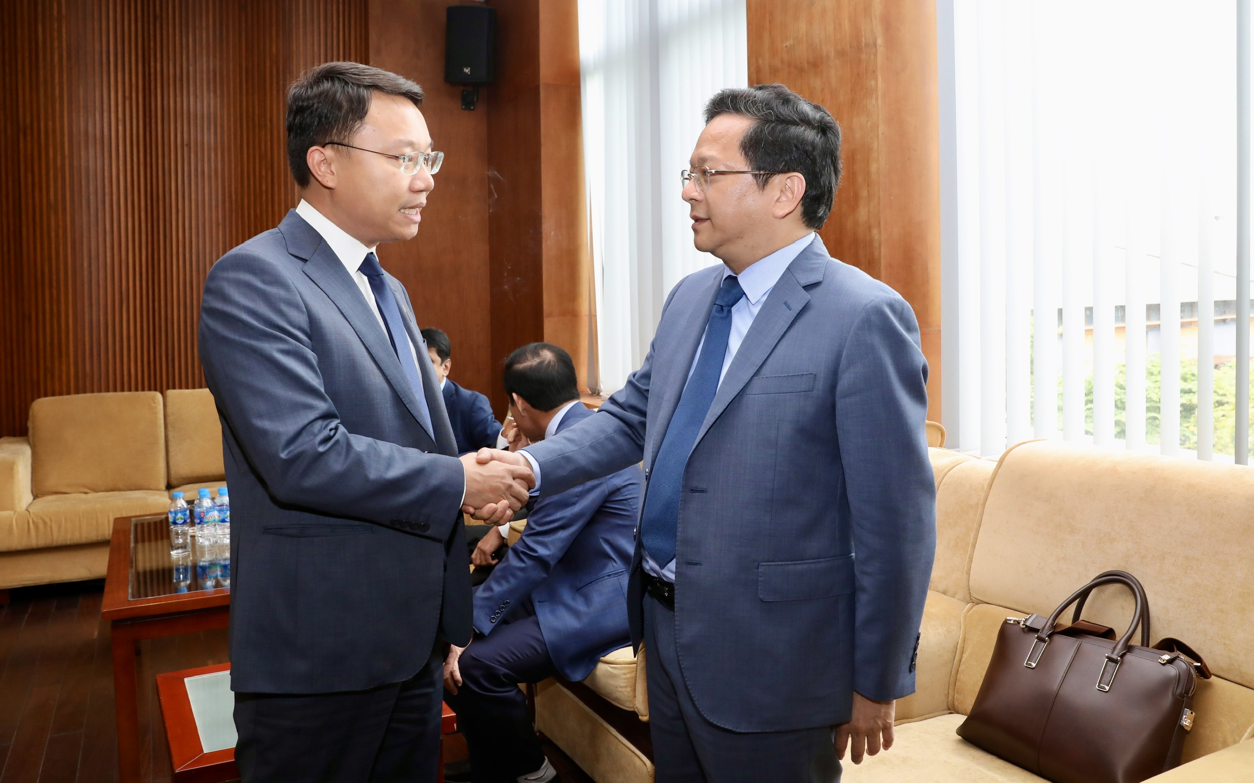 Ông Nguyễn Đức Hiển, Phó trưởng Ban Kinh tế Trung ương trao đổi với đại diện một số cơ quan, doanh nghiệp nước ngoài. 