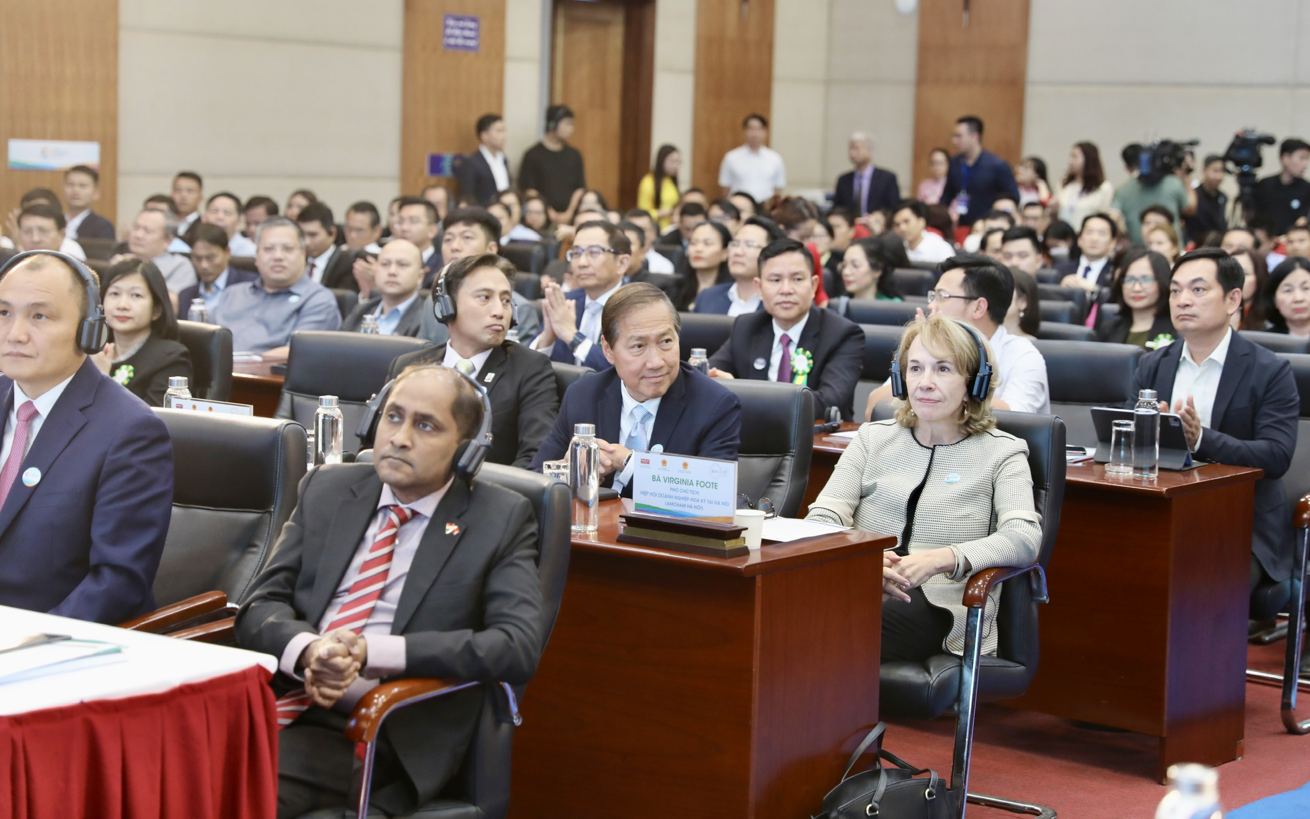 Diễn đ&agrave;n Vietnam Connect 2024 bao gồm 2 Phi&ecirc;n (Phi&ecirc;n tham luận v&agrave; Phi&ecirc;n thảo luận) với &yacute; kiến của c&aacute;c chuy&ecirc;n gia quốc tế v&agrave; Việt Nam, l&atilde;nh đạo c&aacute;c bộ ban ng&agrave;nh v&agrave; đại diện doanh nghiệp về c&aacute;c nh&oacute;m vấn đề ch&iacute;nh li&ecirc;n quan đến qu&aacute; tr&igrave;nh chuyển đổi xanh.