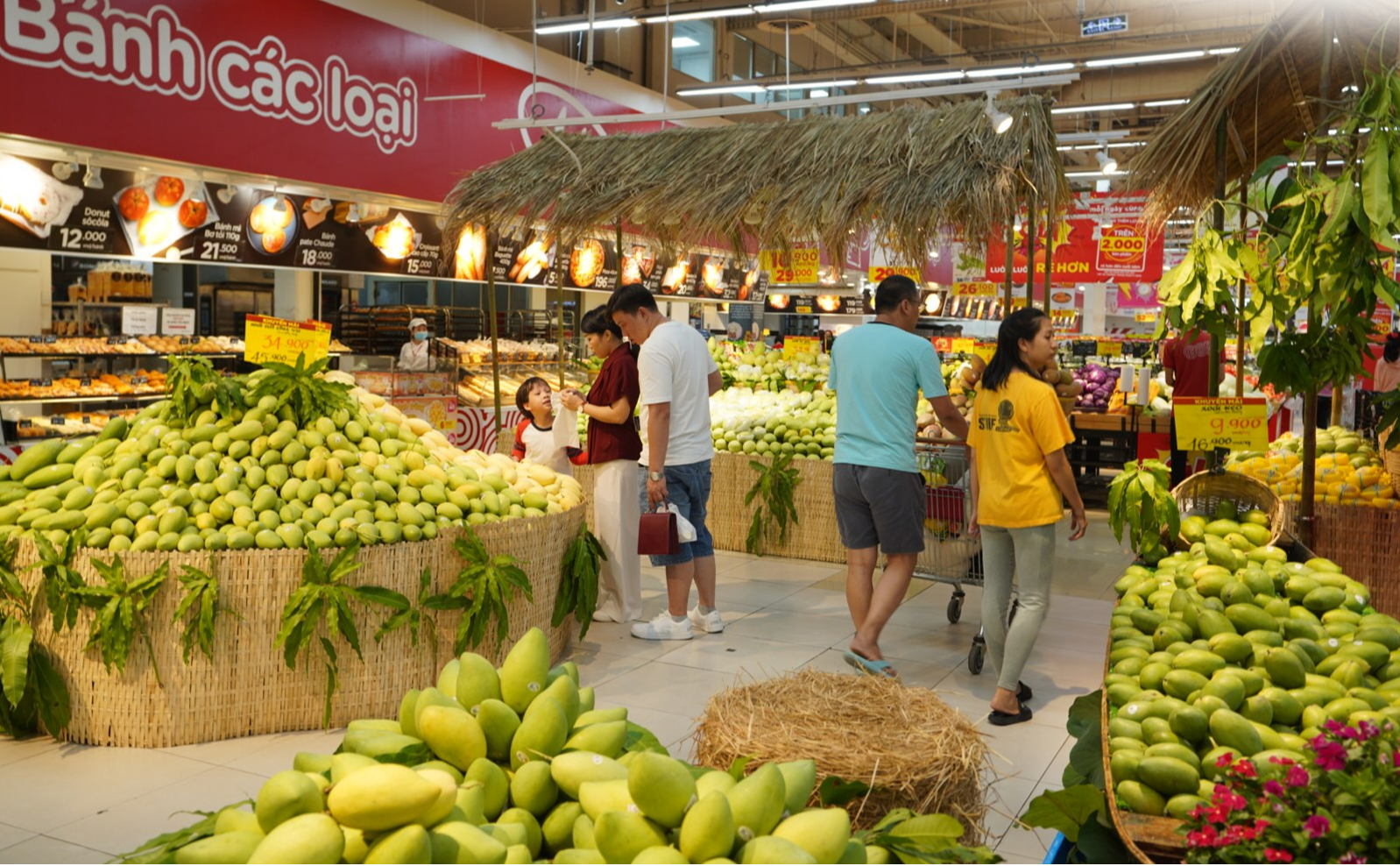 Người d&acirc;n ng&agrave;y c&agrave;ng thắt chặt chi ti&ecirc;u, chỉ quan t&acirc;m đến nh&oacute;m h&agrave;ng h&oacute;a thiết yếu phục vụ cuộc sống h&agrave;ng ng&agrave;y.