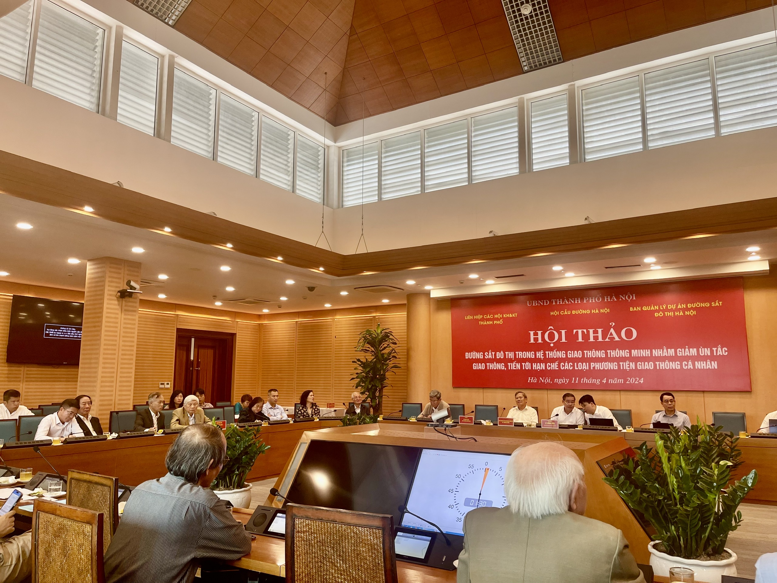 Tại hội thảo, nhiều chuy&ecirc;n gia, nh&agrave; khoa học tham gia hiến kế để đẩy nhanh tiến độ x&acirc;y dựng hệ thống đường sắt đ&ocirc; thị tại H&agrave; Nội.