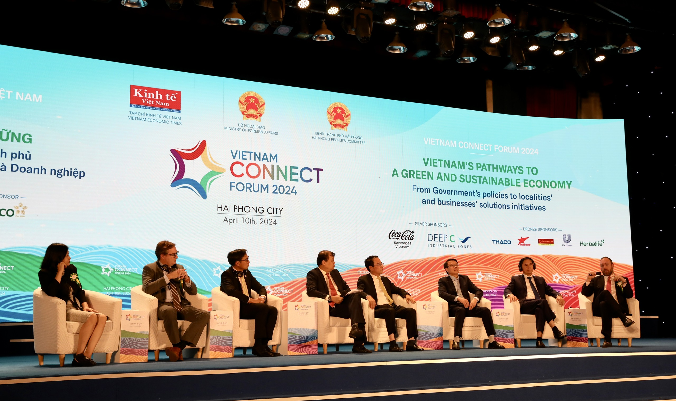 To&agrave;n cảnh phi&ecirc;n thảo luận - Ảnh: Việt Dũng