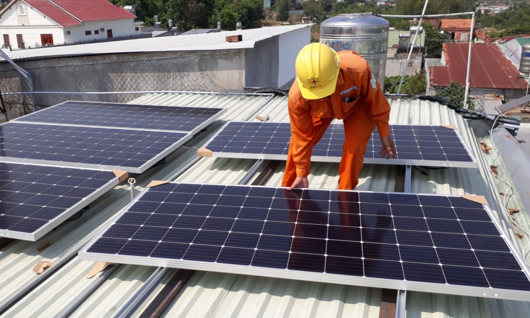 Điện mặt trời áp mái được ưu tiên phát triển trong điều kiện đáp ứng công nghệ, an toàn hệ thống, giá cả phù hợp. Ảnh: Thùy Hương.