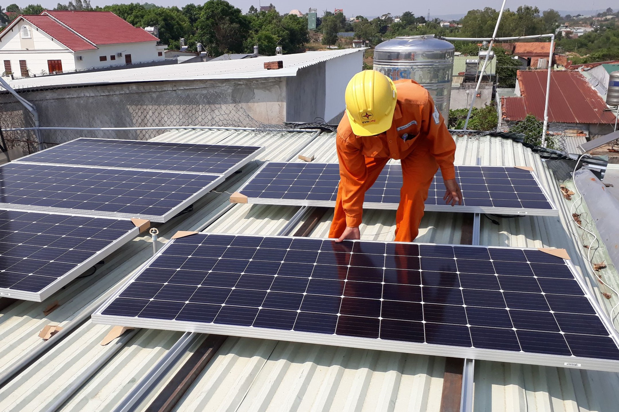 Điện mặt trời áp mái được ưu tiên phát triển trong điều kiện đáp ứng công nghệ, an toàn hệ thống, giá cả phù hợp. Ảnh: Thùy Hương.