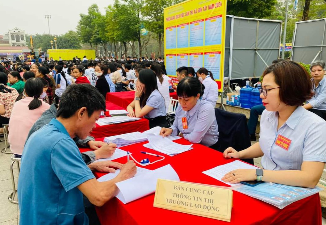 Người lao động tham gia tìm kiếm việc làm tại Hà Nội. Ảnh: Thanh Bình.