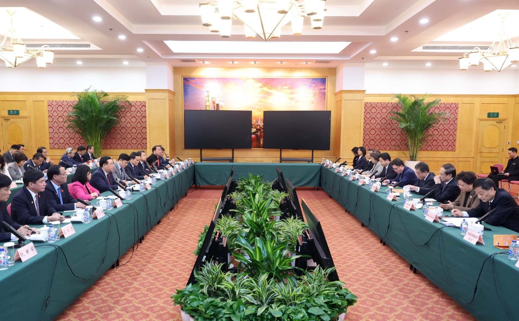 Chủ tịch Quốc hội Vương Đình Huệ tọa đàm với lãnh đạo Khu thí điểm mậu dịch tự do Thượng Hải . Ảnh: TTXVN