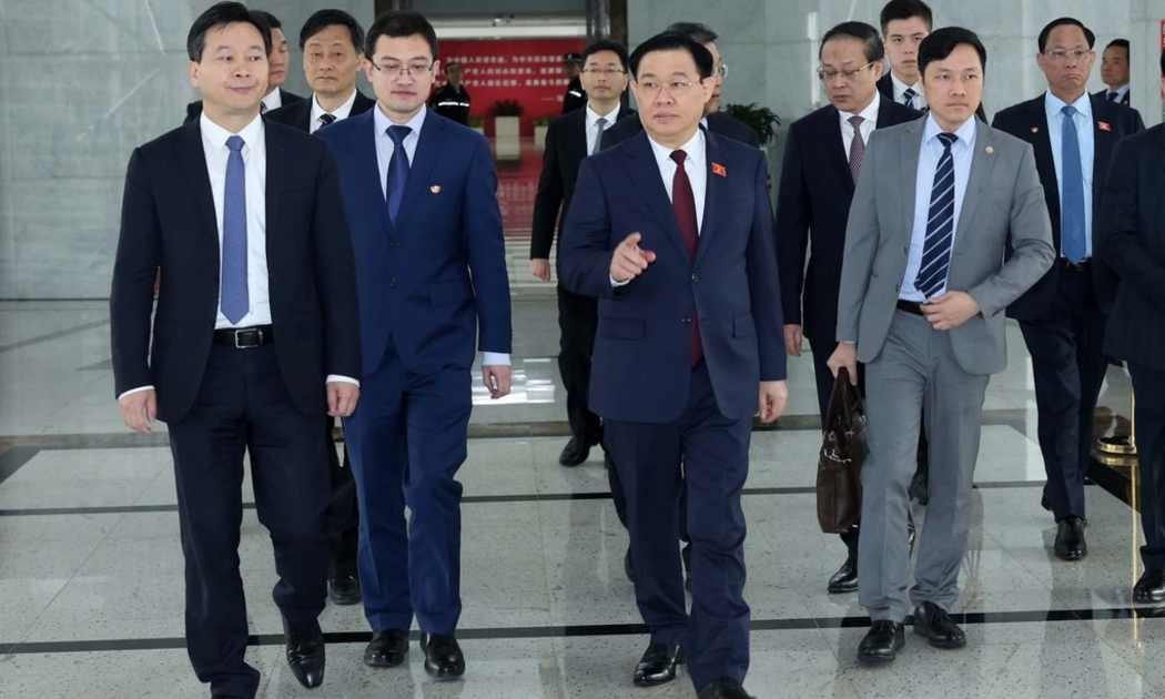 Chủ tịch Quốc hội Vương Đình Huệ đến thăm Khu thí điểm mậu dịch tự do Thượng Hải, Trung Quốc. Ảnh: TTXVN.
