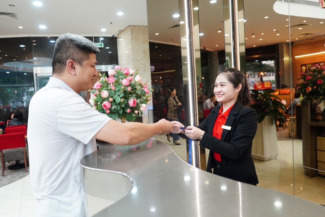 ROX Key Holdings chú trọng nâng cao chất lượng dịch vụ, mang đến cho khách hàng trải nghiệm xuất sắc.