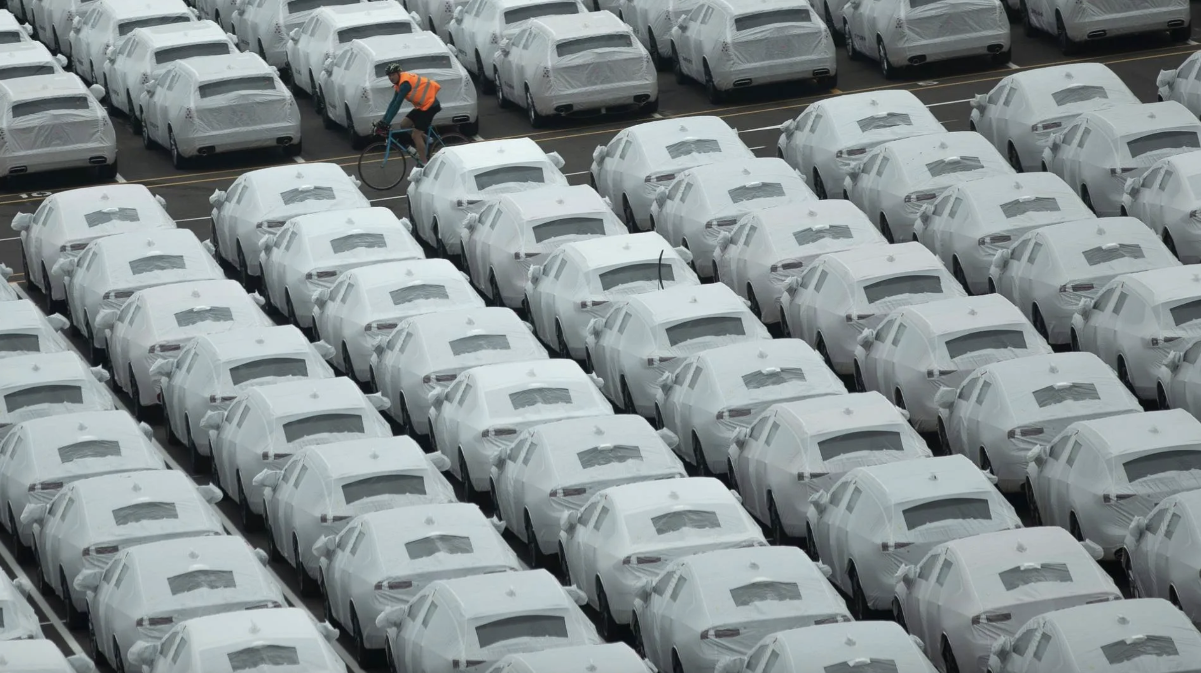 Ô tô điện nhập khẩu trong bãi chứa tại một bến cảng ở châu Âu - Ảnh: AP.