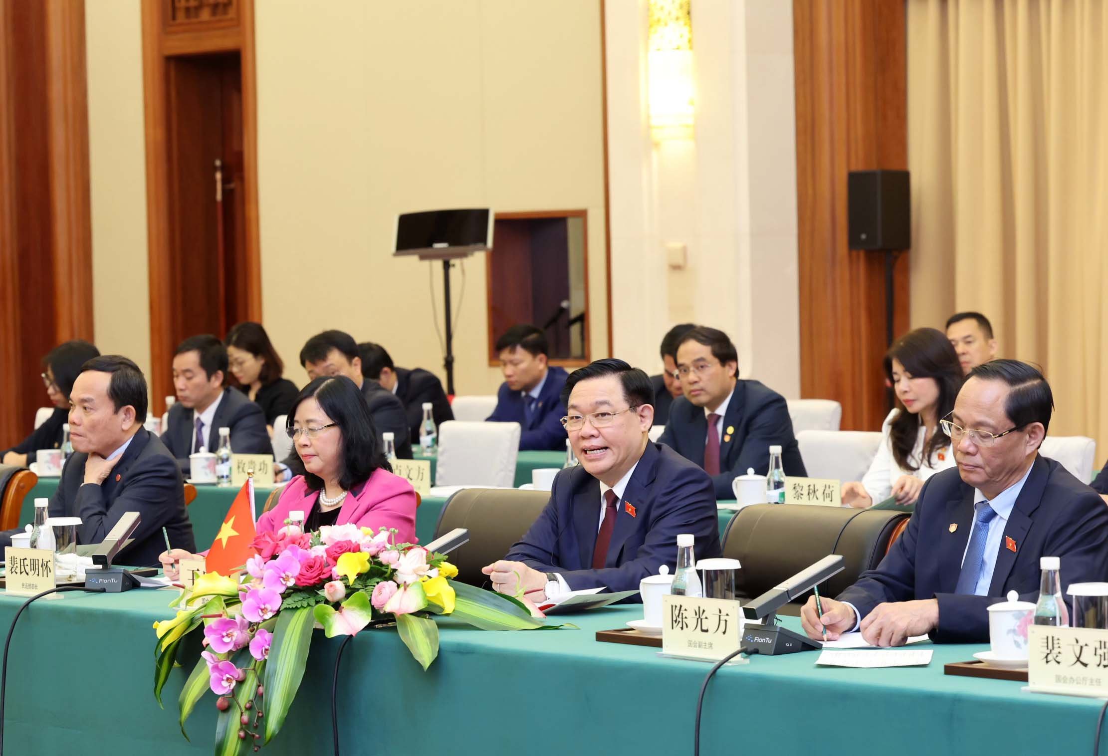 Chủ tịch Quốc hội Vương Đình Huệ tiếp Bí thư Tỉnh ủy Vân Nam Vương Ninh. Ảnh: TTXVN