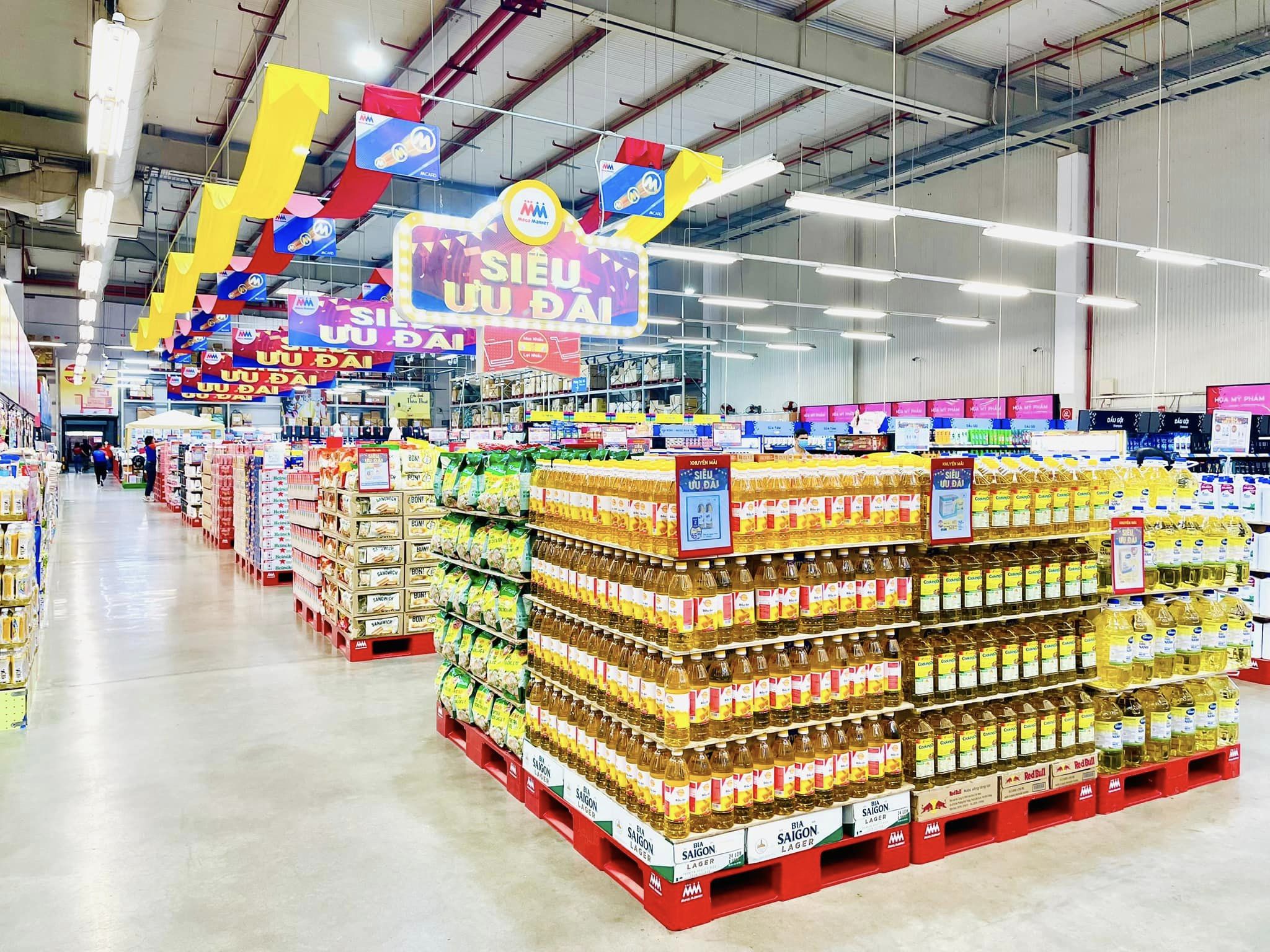 Trong bối cảnh sức mua giảm, để nhằm kích cầu tiêu dùng, các hệ thống bán lẻ hiện đại như siêu thị, trung tâm thương mại đang nỗ lực để cải thiện tình hình.