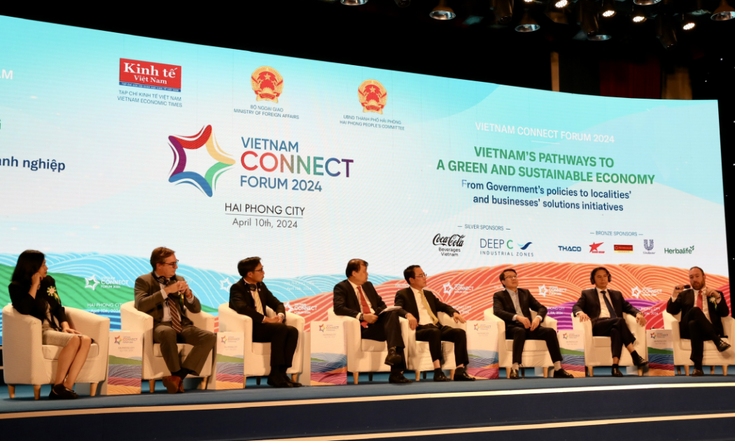 Diễn đàn Nhịp cầu phát triển lần thứ tư, năm 2024 với chủ đề “Tiến trình Việt Nam phát triển kinh tế xanh và bền vững: Từ chính sách của Chính phủ tới các sáng kiến, giải pháp của địa phương và doanh nghiệp” do Tạp chí Kinh tế Việt Nam phối hợp với Bộ Ngoại giao và UBND TP. Hải Phòng tổ chức chiều ngày 10/4. Ảnh: Việt Dũng.