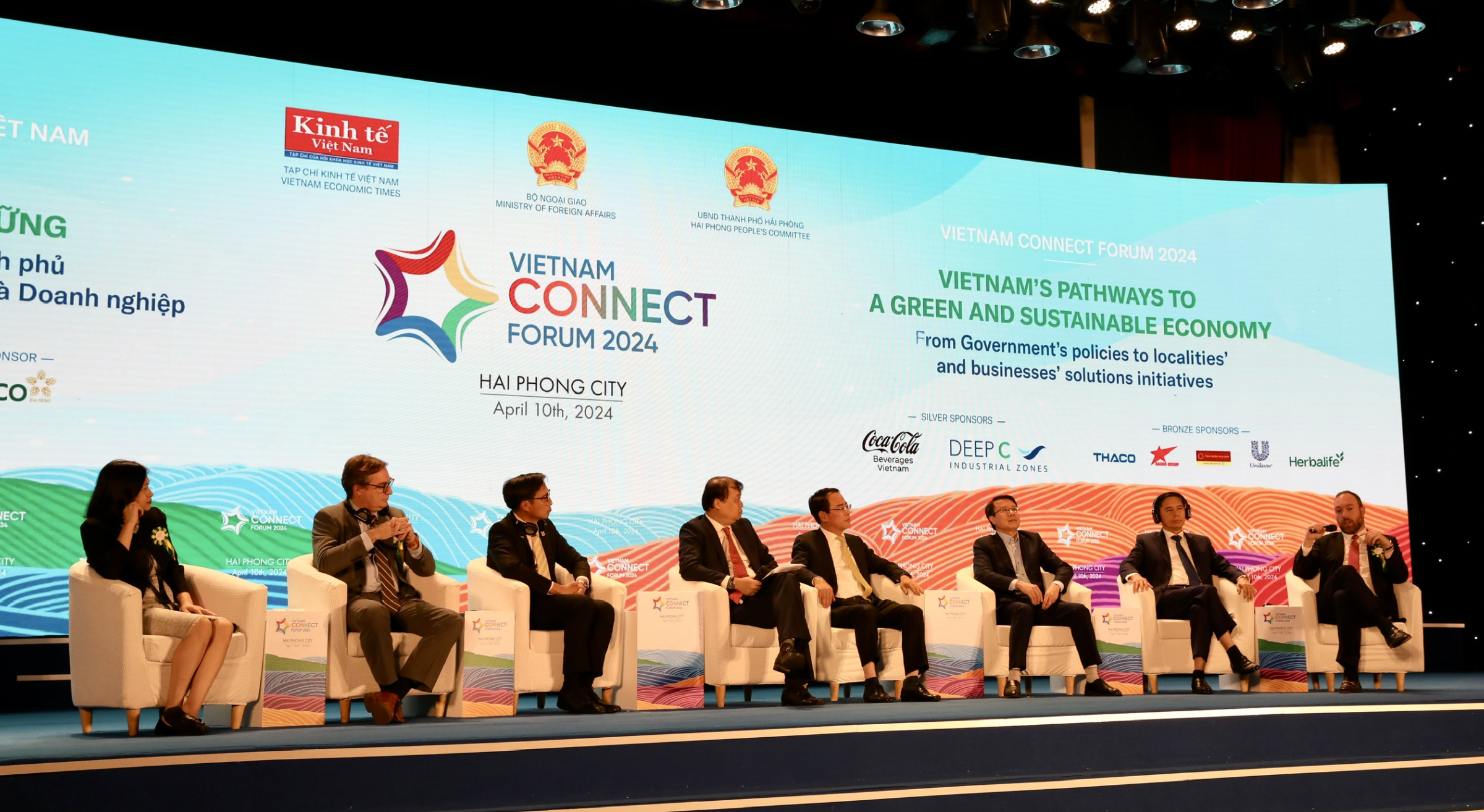  Diễn đàn Nhịp cầu phát triển lần thứ tư, năm 2024 với chủ đề “Tiến trình Việt Nam phát triển kinh tế xanh và bền vững: Từ chính sách của Chính phủ tới các sáng kiến, giải pháp của địa phương và doanh nghiệp” do Tạp chí Kinh tế Việt Nam phối hợp với Bộ Ngoại giao và UBND TP. Hải Phòng tổ chức chiều ngày 10/4. Ảnh: Việt Dũng.