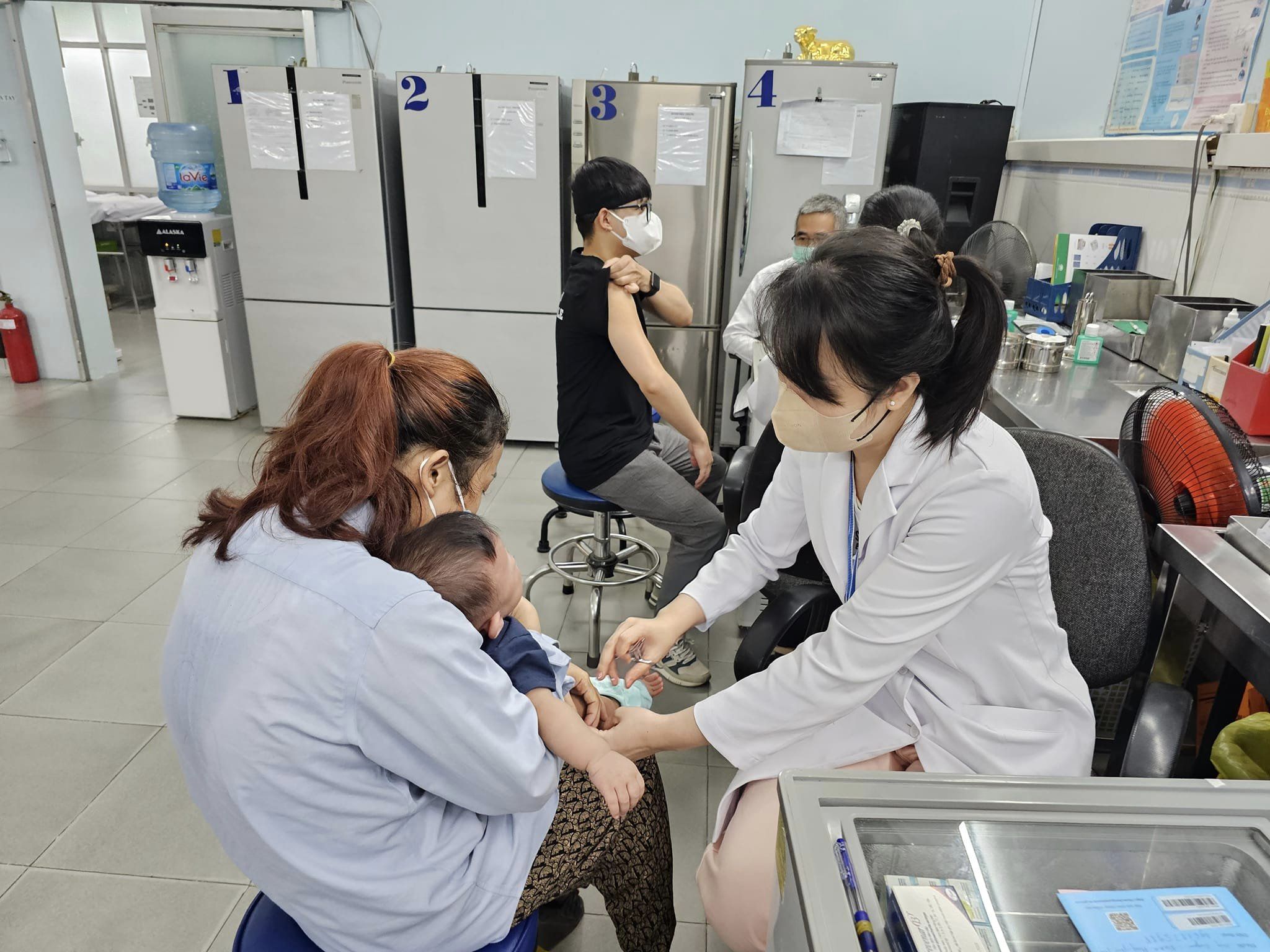 Tăng cường tiêm chủng vaccine cho trẻ để phòng bệnh. Ảnh: Tuấn Dũng.