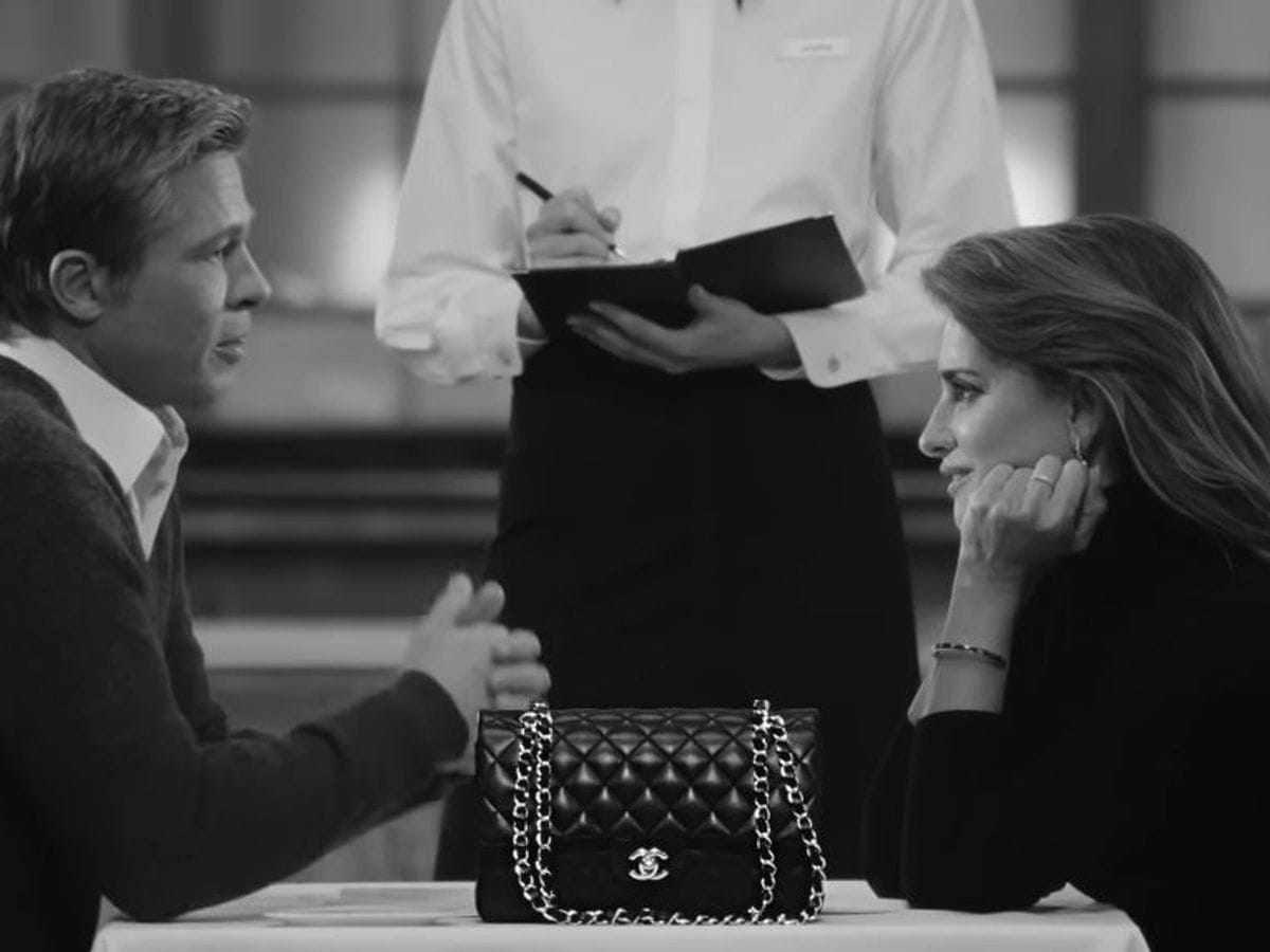 Giữa khung cảnh tr&agrave;n ngập cảm x&uacute;c của hai nh&acirc;n vật ch&iacute;nh, chiếc t&uacute;i x&aacute;ch Chanel 11.12 m&agrave;u đen ở vị tr&iacute; h&uacute;t mắt như một biểu tượng vượt thời gian.