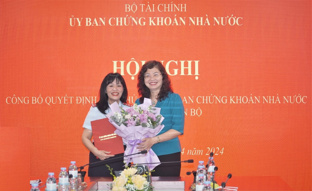Chủ tịch UBCKNN Vũ Thị Chân Phương trao Quyết định bổ nhiệm cho đồng chí Phạm Thị Thanh Hương, tân Chánh Thanh tra UBCKNN.  Ảnh: TT&QHCC