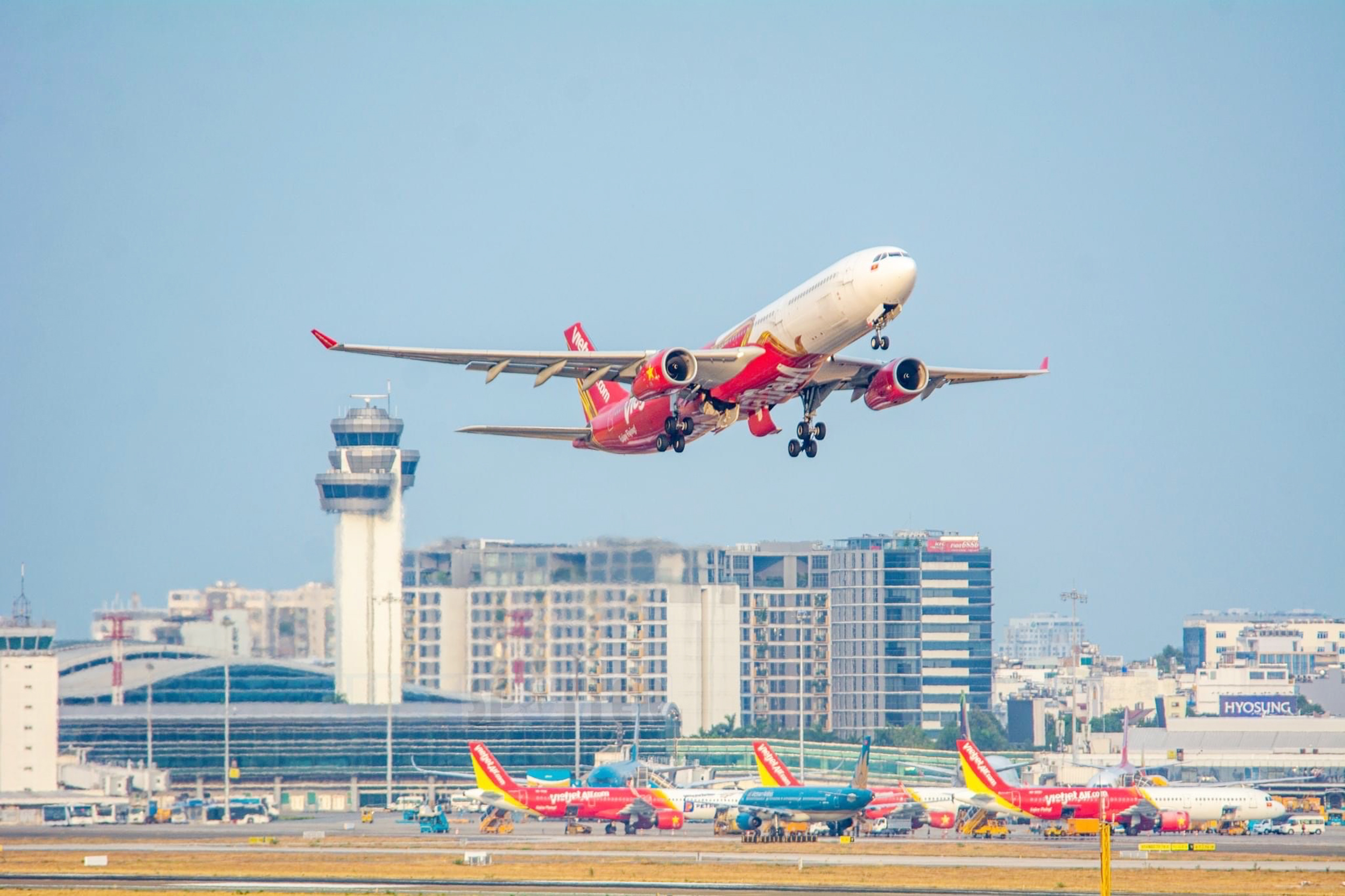 Trong số các hãng hàng không, Vietjet luôn là hãng bay có giá vẻ tốt, được nhiều hành khách đặt mua (ảnh: T.L).