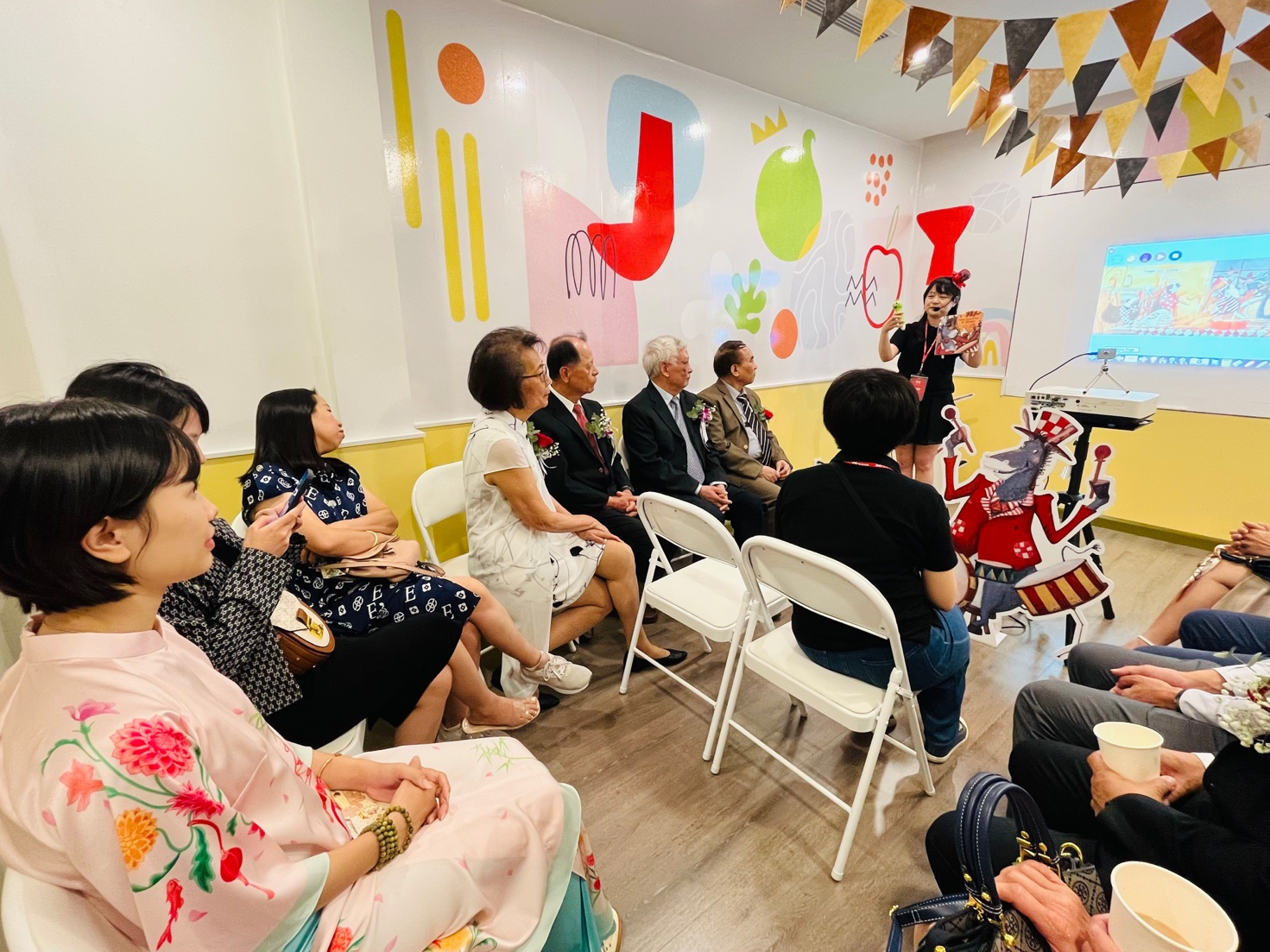 Năm 1998, Joy English th&agrave;nh lập Quỹ hỗ trợ, sử dụng sức ảnh hưởng doanh nghiệp để hỗ trợ c&aacute;c hoạt động từ thiện v&agrave; trao học bổng h&agrave;ng năm cho trẻ em ngh&egrave;o. Nh&oacute;m kịch tiếng Anh d&agrave;nh cho trẻ em thuộc quỹ n&agrave;y cũng tổ chức tuyển chọn miễn ph&iacute; mỗi năm, đ&agrave;o tạo c&aacute;c em nhỏ c&oacute; đam m&ecirc; biểu diễn tiếng Anh, gi&uacute;p c&aacute;c em c&oacute; cơ hội được biểu diễn tr&ecirc;n s&acirc;n khấu v&agrave; kh&aacute;m ph&aacute; khắp nơi.