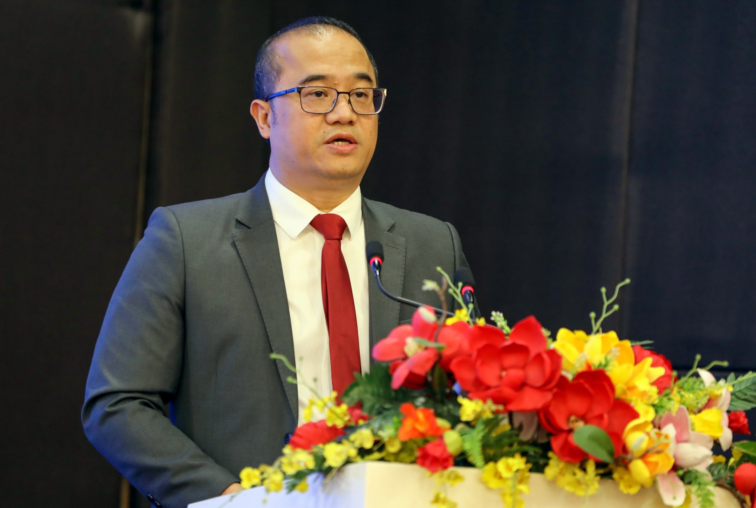 PGS.TS. Nguyễn Tr&uacute;c L&ecirc;, Chủ tịch Hội đồng Trường Đại học Kinh tế - Đại học Quốc gia H&agrave; Nội, ph&aacute;t biểu tại Diễn đ&agrave;n. Ảnh: Việt Dũng.