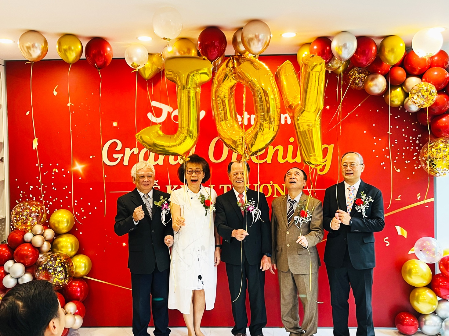 Joy English sở hữu đội ngũ nghiên cứu chuyên nghiệp, đã xây dựng bộ tài liệu giảng dạy Tiếng Anh cho người học Tiếng Anh như một ngôn ngữ thứ hai phù hợp với học sinh châu Á. Bên cạnh chương trình từ mầm non đến trung học, họ còn tiên phong trong lĩnh vực giáo dục số, phát triển whiteboard tương tác, nền tảng học trực tuyến, bút chấm đọc  và   khiến việc học tiếng Anh không còn bị ràng buộc bởi không gian và thời gian.