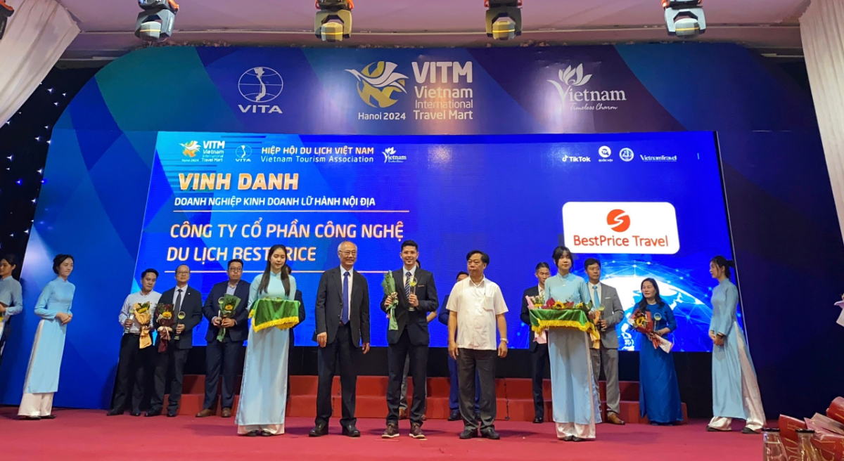 Đại diện BestPrice nhận giải thưởng tại buổi lễ.