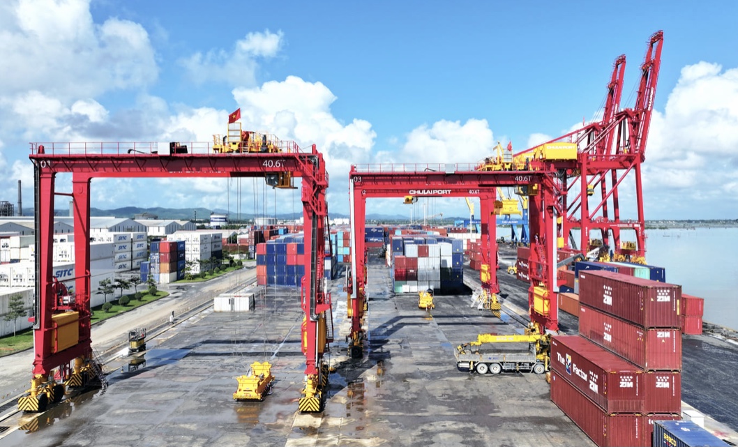 Hệ thống cẩu bán tự động cảng Chu Lai vừa đưa vào sử dụng.