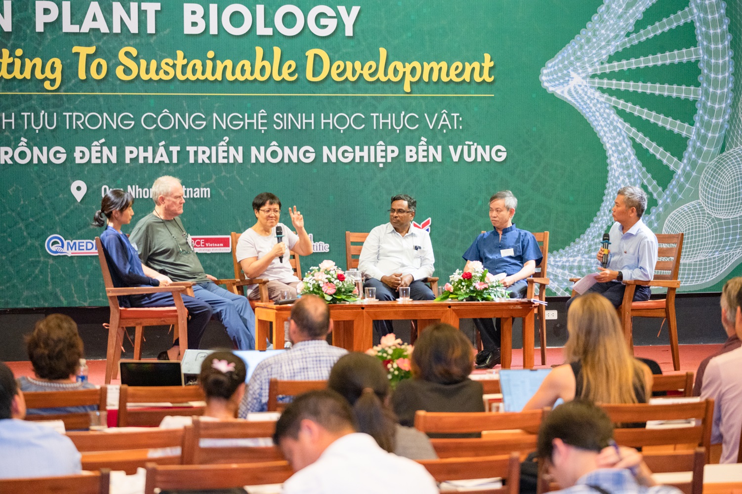 C&aacute;c nh&agrave; khoa học trong một phi&ecirc;n tọa đ&agrave;m tại hội nghị