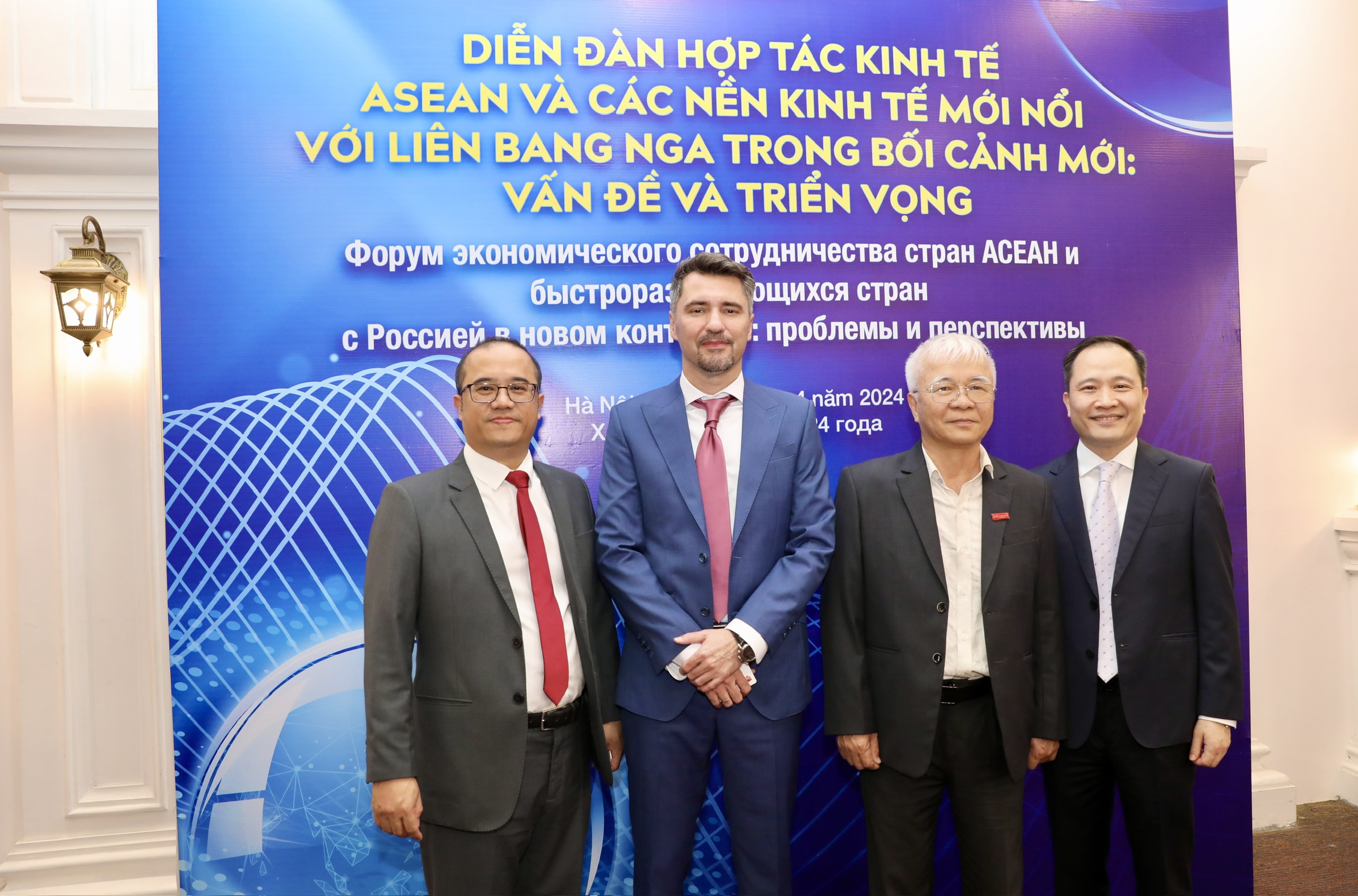 Các đại biểu tại Diễn đàn hợp tác kinh tế ASEAN và các nền kinh tế mới nổi với Liên bang Nga trong bối cảnh mới. Từ trái sang phải: PGS.TS. Nguyễn Trúc Lê, Chủ tịch Hội đồng Trường Đại học Kinh tế - Đại học Quốc gia Hà Nội; ông Balduev Konstantin, Phó Tổng giám đốc, Ngân hàng Liên doanh Việt-Nga (VRB); TS. Chử Văn Lâm, Tổng biên tập Tạp chí Kinh tế Việt Nam; PGS.TS Lê Trung Thành, Hiệu trưởng Trường Đại học Kinh tế, Đại học Quốc gia Hà Nội. Ảnh Việt Dũng.