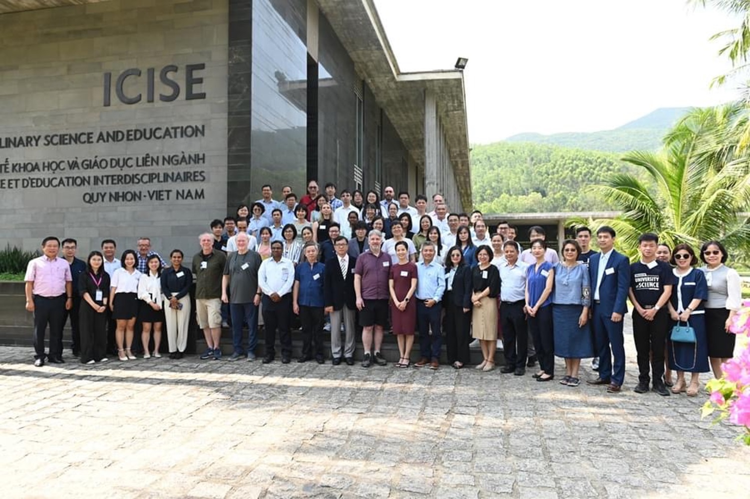 Các nhà khoa học thế giới và Việt Nam chụp ảnh lưu niệm tại TP. Quy Nhơn.
