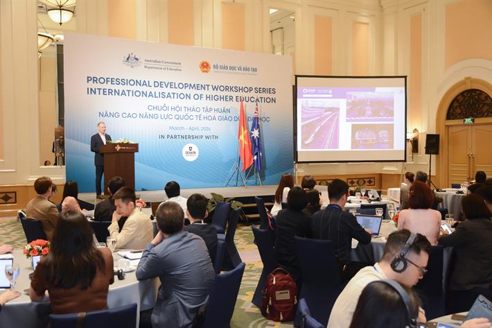 Ông John Molony, Phó Hiệu trưởng và Phó Chủ tịch phụ trách hợp tác quốc tế, Đại học Deakin chia sẻ tại buổi tập huấn.. Ảnh: MOET.