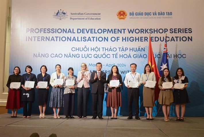 Thứ trưởng Nguyễn Văn Ph&uacute;c, b&agrave; Sarah Hooper, Đại Biện l&acirc;m thời, Đại sứ qu&aacute;n Australia tại Việt Nam v&agrave; &ocirc;ng John Molony đ&atilde; trao chứng chỉ cho c&aacute;c c&aacute;n bộ, giảng vi&ecirc;n tham dự chương tr&igrave;nh tập huấn. Ảnh: MOET.