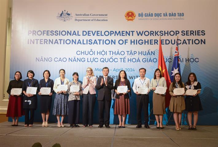 Thứ trưởng Nguyễn Văn Phúc, bà Sarah Hooper, Đại Biện lâm thời, Đại sứ quán Australia tại Việt Nam và ông John Molony đã trao chứng chỉ cho các cán bộ, giảng viên tham dự chương trình tập huấn. Ảnh: MOET.
