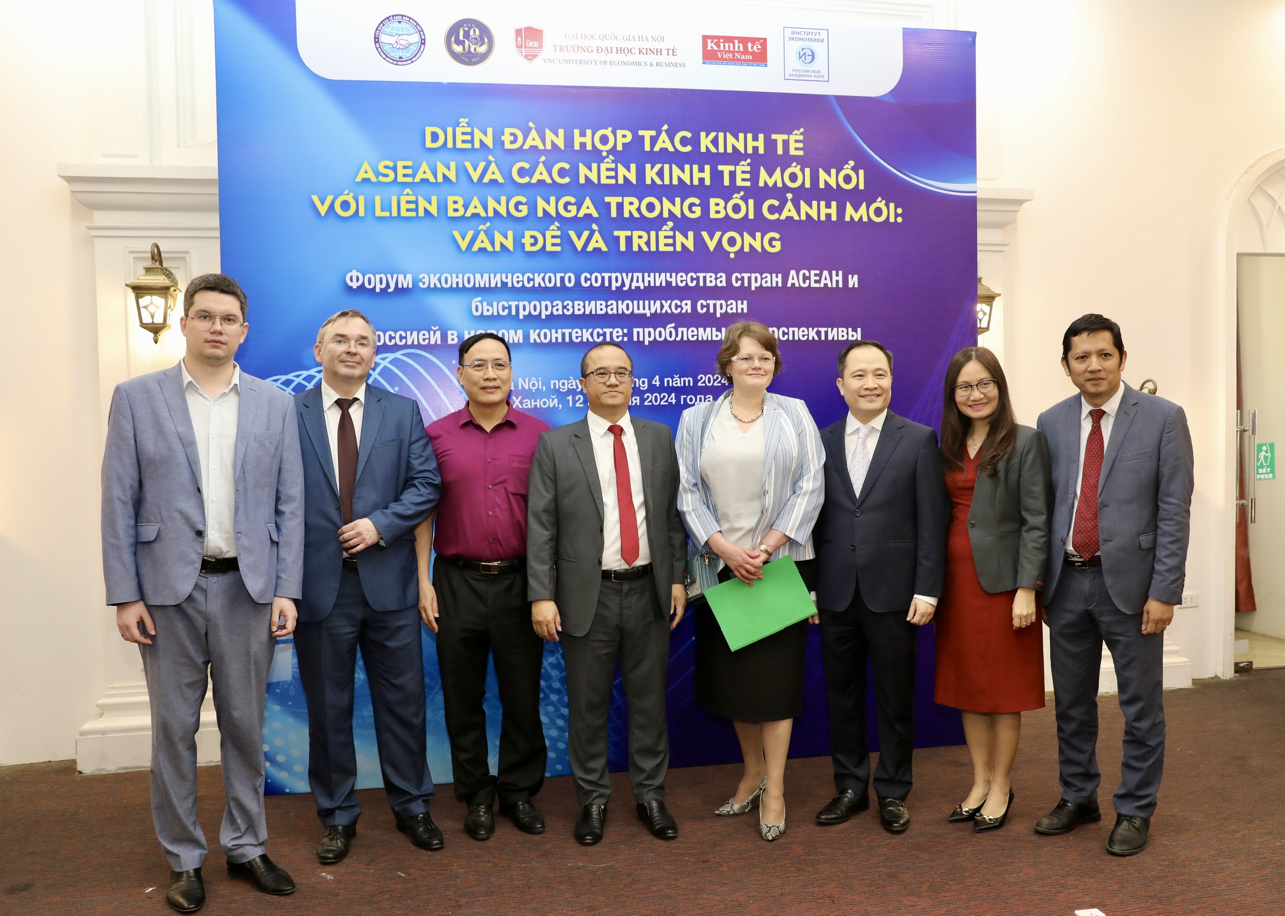 Các diễn giả tại Diễn đàn hợp tác kinh tế ASEAN và các nền kinh tế mới nổi với Liên bang Nga trong bối cảnh mới. Ảnh Việt Dũng.