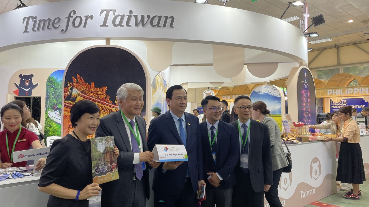 Cục trưởng Nguyễn Trùng Khánh và ông Thạch Thụy Kỳ, Trưởng đại diện Văn phòng Kinh tế và Văn hóa Đài Bắc tại Việt Nam tại gian hàng của Đài Loan