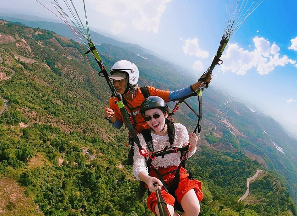 Nhiều du kh&aacute;ch đến Hải Tiến để được&nbsp;trải nghiệm d&ugrave; lượn. Ảnh minh họa