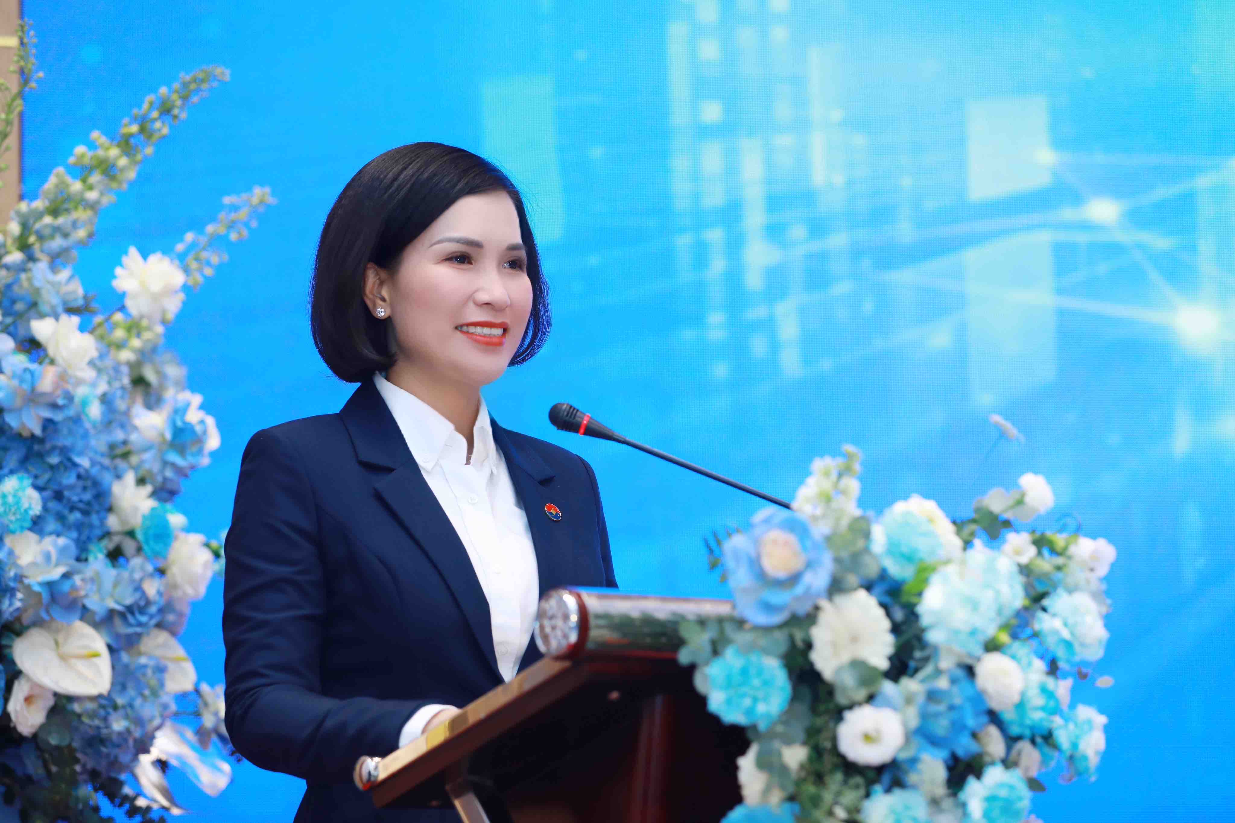B&agrave; B&ugrave;i Thị Thanh Hương - Chủ tịch HĐQT Ng&acirc;n h&agrave;ng TMCP Quốc D&acirc;n chia sẻ với cổ đ&ocirc;ng tại Đại hội.