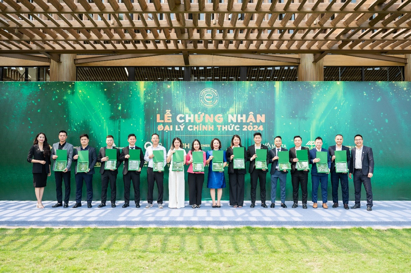  Đại diện đại lý nhận Chứng nhận đại lý chính thức phân phối dự án Eco Central Park năm 2024 của nhà sáng lập Ecopark.