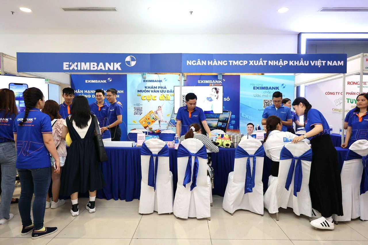 Các hoạt động hướng đến sinh viên tại gian hàng của Eximbank.
