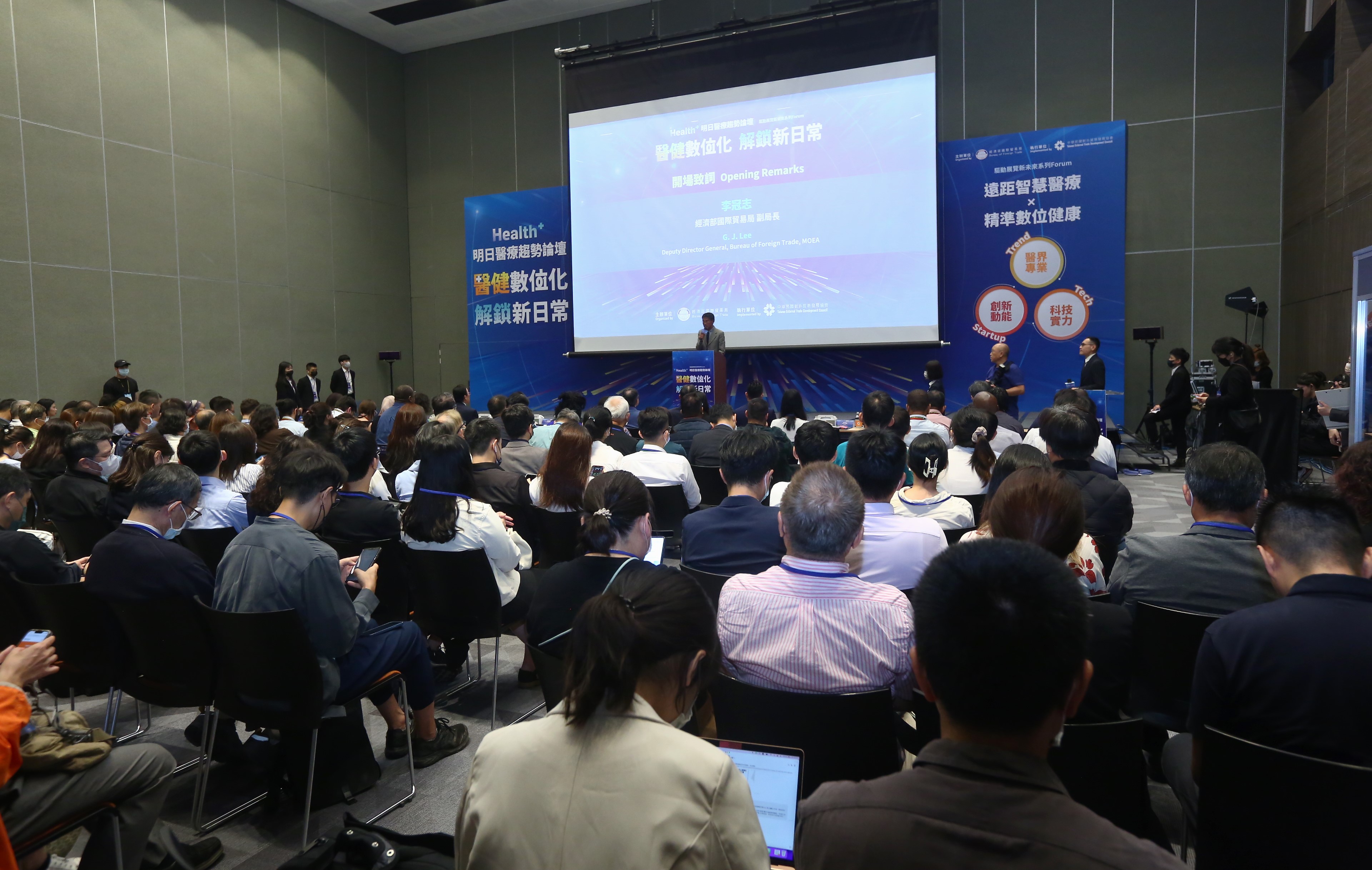 Nhiều hội thảo, diễn đ&agrave;n v&agrave; lễ ra mắt sản phẩm mới được tổ chức trong khu&ocirc;n khổ Triển l&atilde;m.