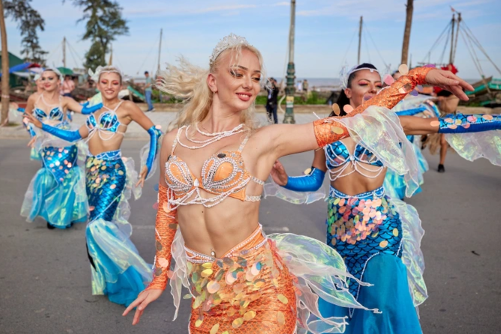 C&aacute;c vũ c&ocirc;ng với trang phục lộng lẫy biểu diễn những vũ điệu cuồng nhiệt gửi tới du kh&aacute;ch tại Lễ hội Carnival Sầm Sơn&nbsp;