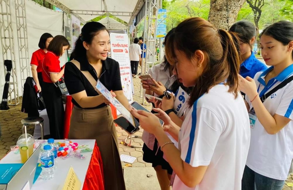 Người lao động tìm hiểu các cơ hội việc làm. Ảnh: Thanh Hải. 