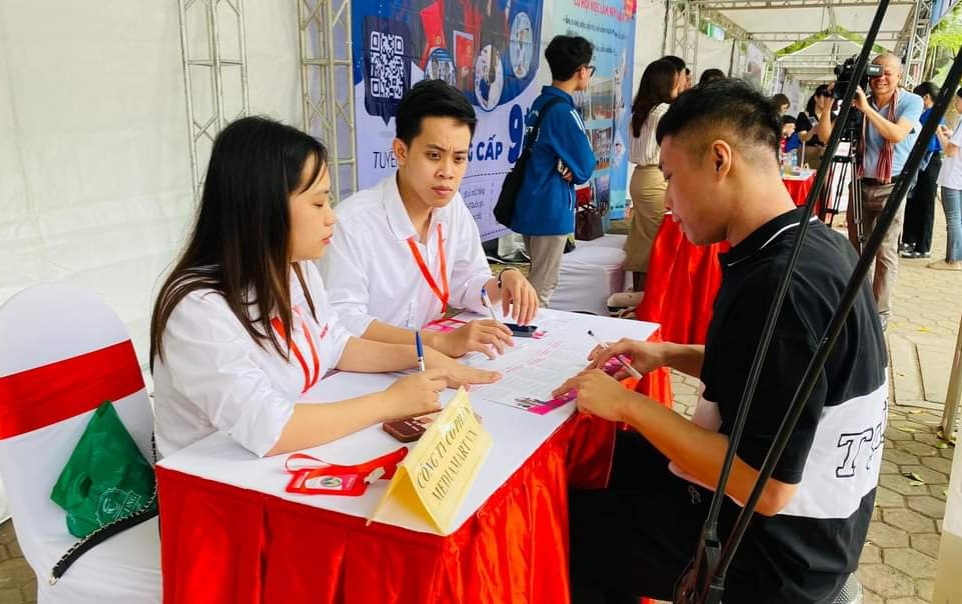 Doanh nghiệp phỏng vấn tuyển dụng lao động. 
