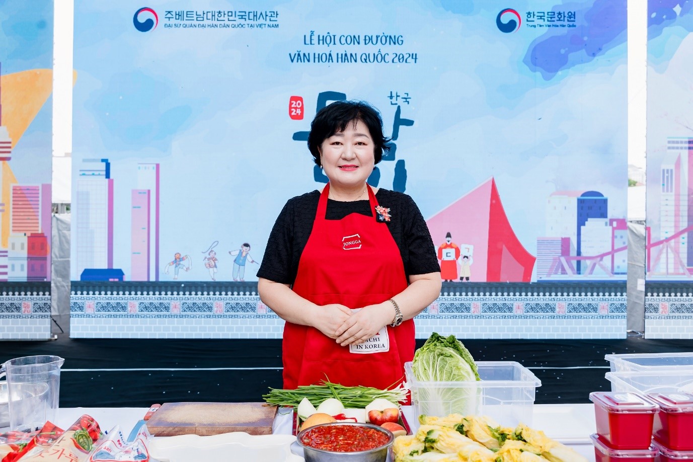 Gi&aacute;o vi&ecirc;n người H&agrave;n Quốc hướng dẫn chi tiết c&aacute;c giai đoạn để c&oacute; thể tạo ra m&oacute;n kimchi ngon chuẩn vị.