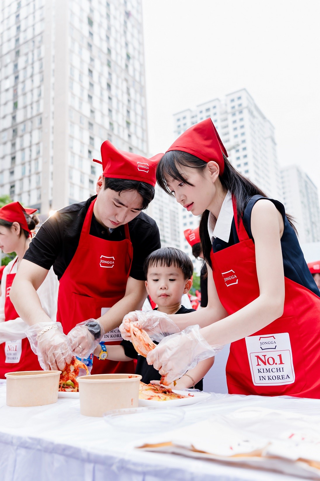 Gia đ&igrave;nh Tiktoker Woo soong l&agrave; người H&agrave;n Quốc c&ugrave;ng vợ l&agrave; người Việt Nam sau khi tham gia đ&atilde; nhanh ch&oacute;ng c&oacute; những &ldquo;review&rdquo; t&iacute;ch cực về lễ hội.