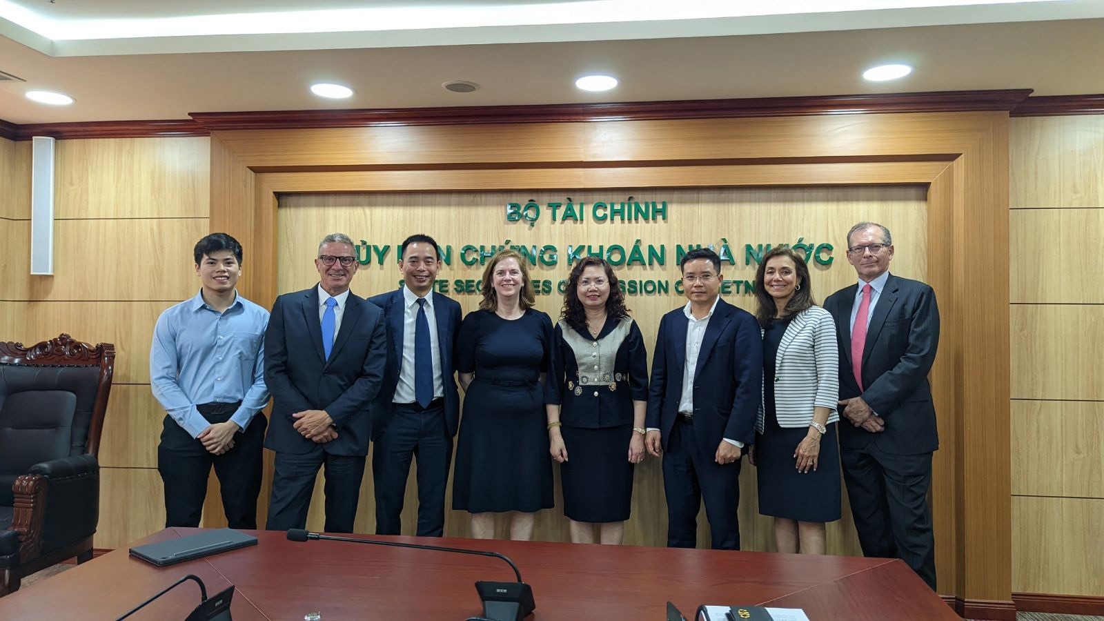 Chủ tịch UBCKNN và các chuyên gia của S&P. Ảnh: TT&QHCC