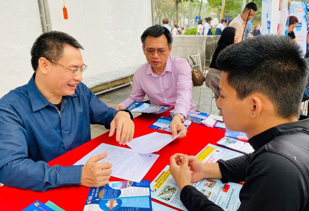 Lao động t&igrave;m kiếm việc l&agrave;m.