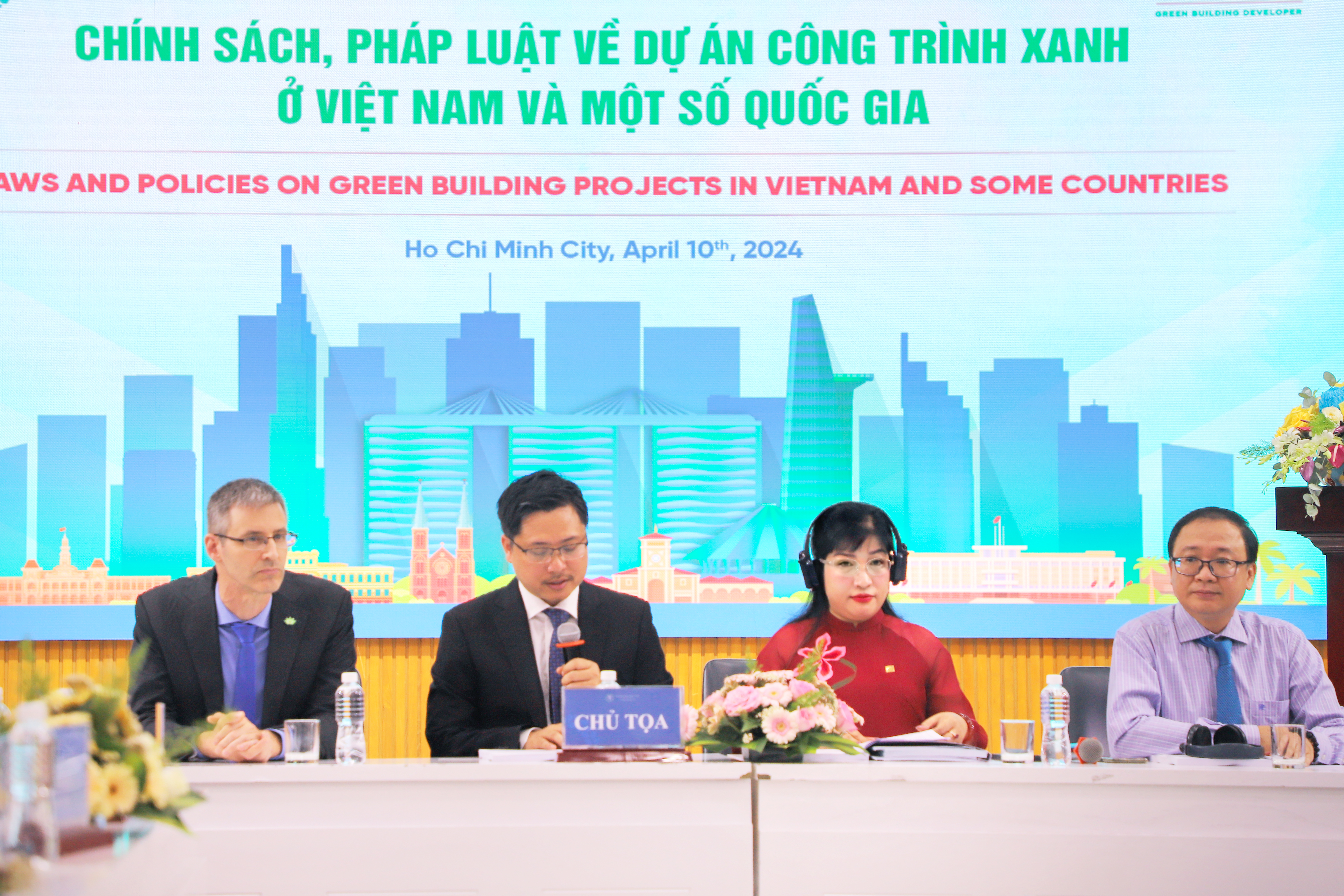 CEO Luu Thi Thanh Mau (in red suit) and experts at the conference.